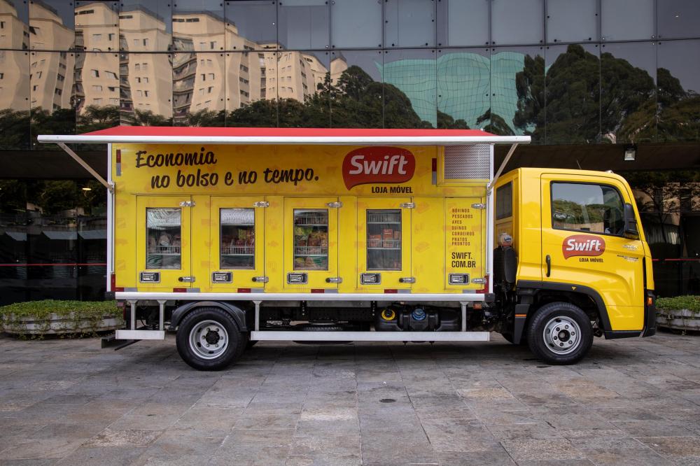 Caminhão da Swift oferece conforto e praticidade na compra de carnes em SP  - Revista Caminhões