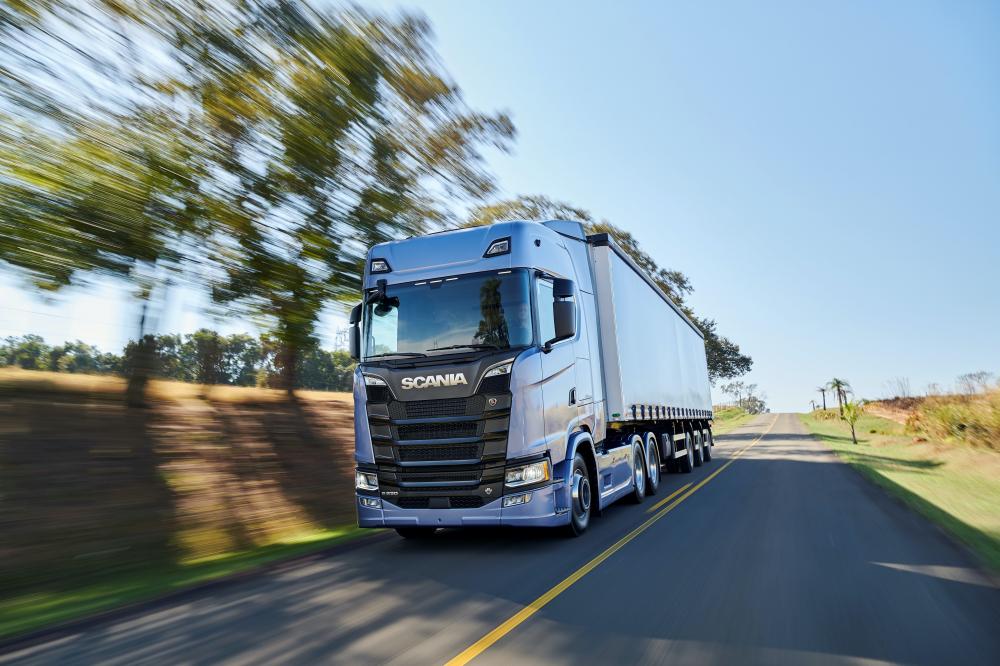 Vídeo: Caminhão que comemora os 65 anos da Scania no Brasil tem